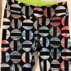 Beautiful like new Size S Steve Madden Capri Leggings 25” long Unique print